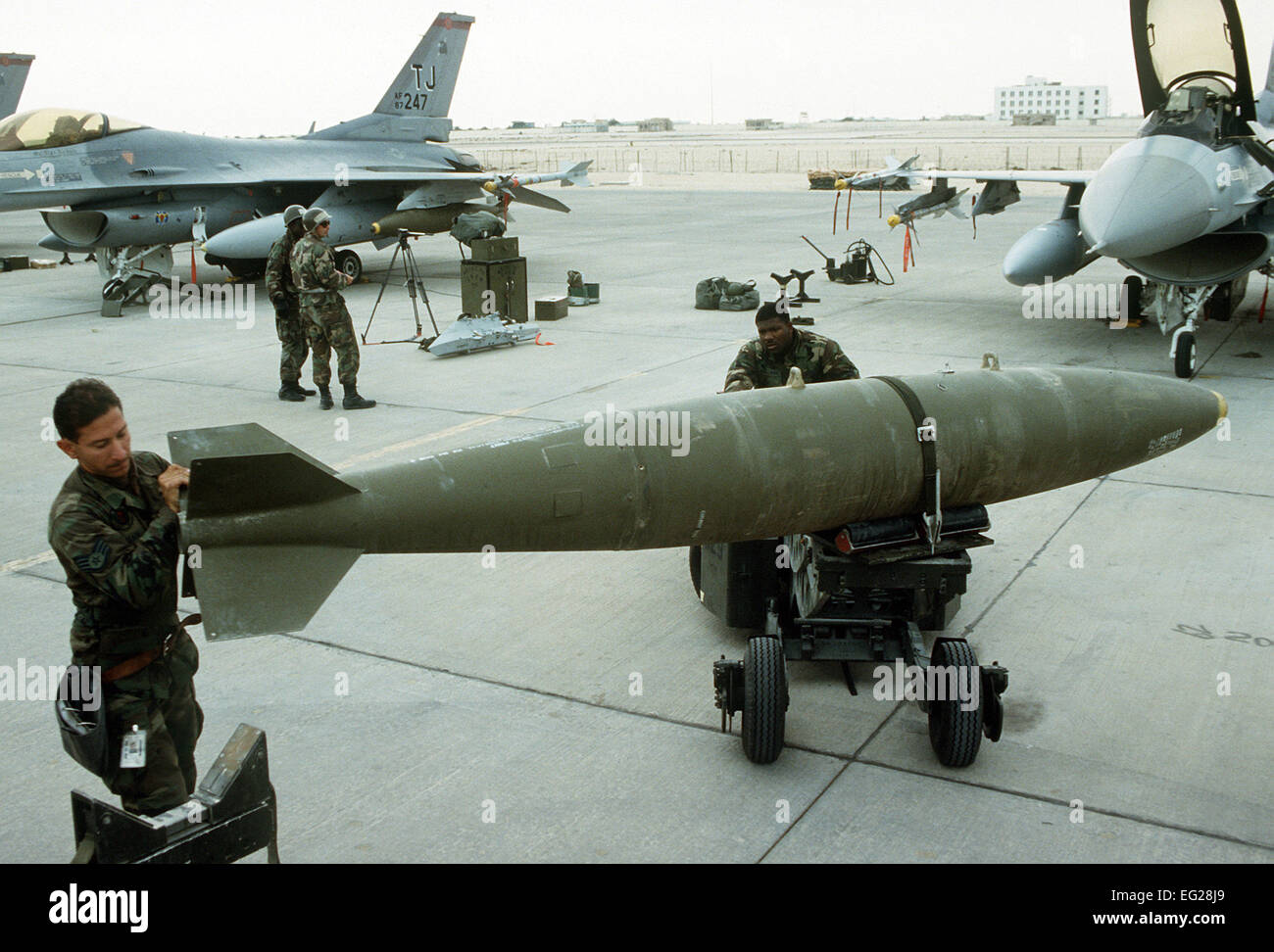 Mitglieder der 401. Flugzeuge Generation Squadron, vorbereiten, Mark 84 2.000 Pfund Bomben auf 401. Taktischer Kämpfer-Flügel f-16 Fighting Falcon Flugzeuge zu laden.  Die Flugzeuge sind für den ersten Tageslicht-Streik gegen irakische Ziele während der Operation Desert Storm bewaffnet werden. Stockfoto