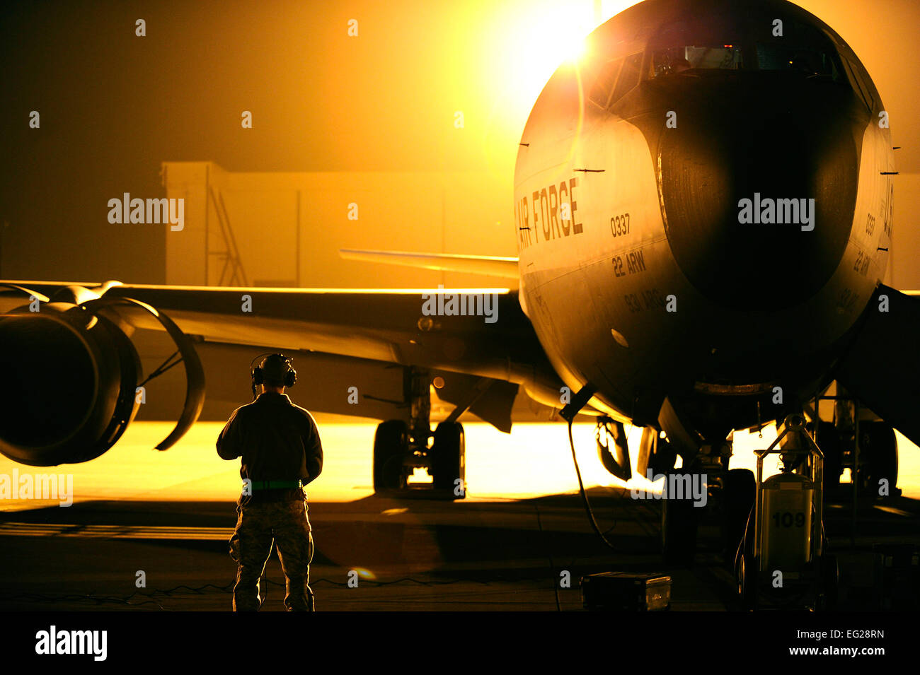 Ein Flieger aus der 22. Aircraft Maintenance Squadron-Monitore eine Boeing KC-135 Stratotanker während eines Motors überprüfen 31. März 2014, McConnell Air Force Base, kan Wartung Flieger arbeiten rund um die Uhr um Mission einsatzbereite Flugzeuge für Mobilität Operationen 24/7.  Airman 1st Class Victor J. Caputo Stockfoto