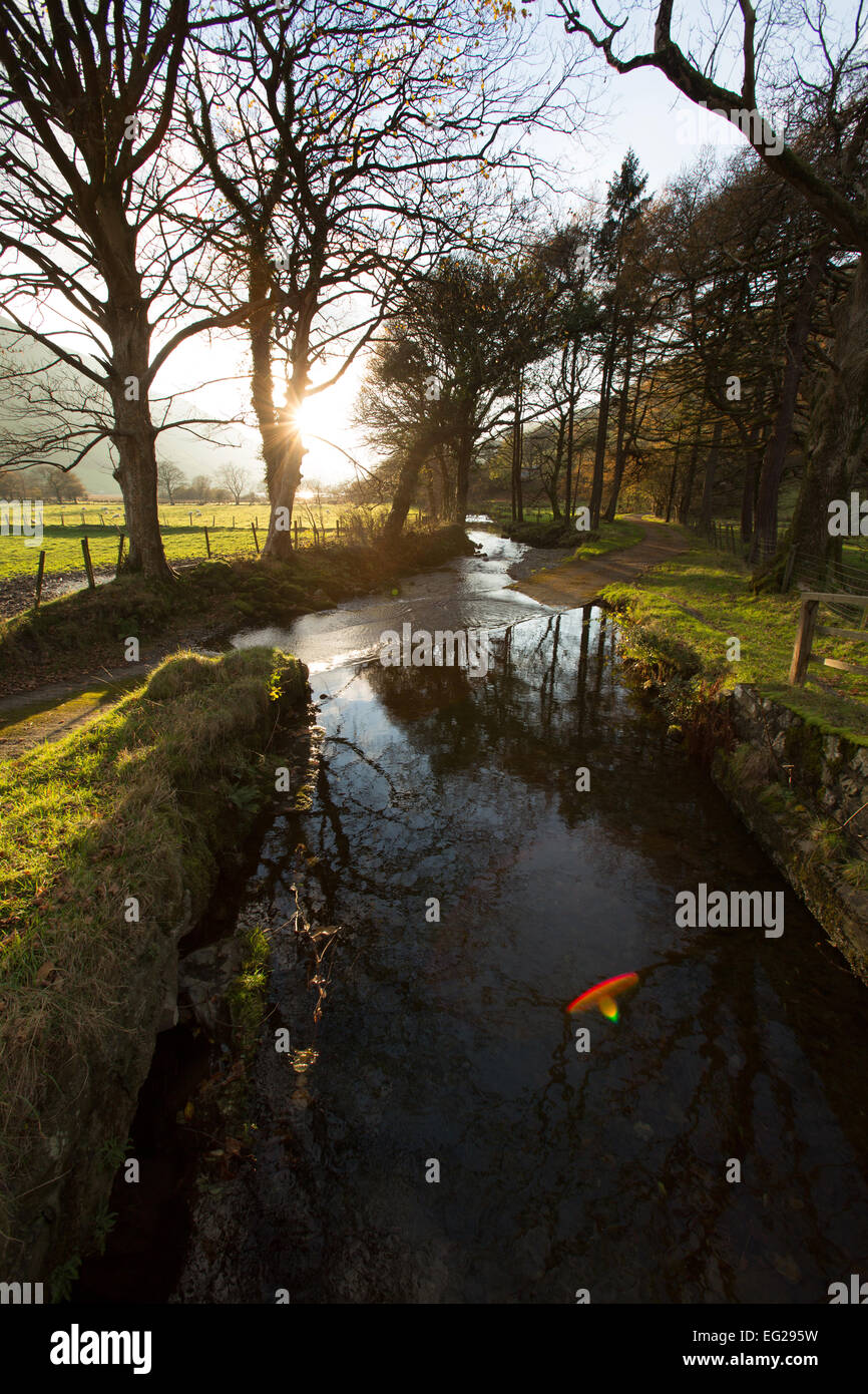 Malerische Aussicht auf eine Ford-Überquerung Afon Fawnog nahe Bwlch Llyn Bach und Tal-y-Llyn See in Gwynedd. Stockfoto