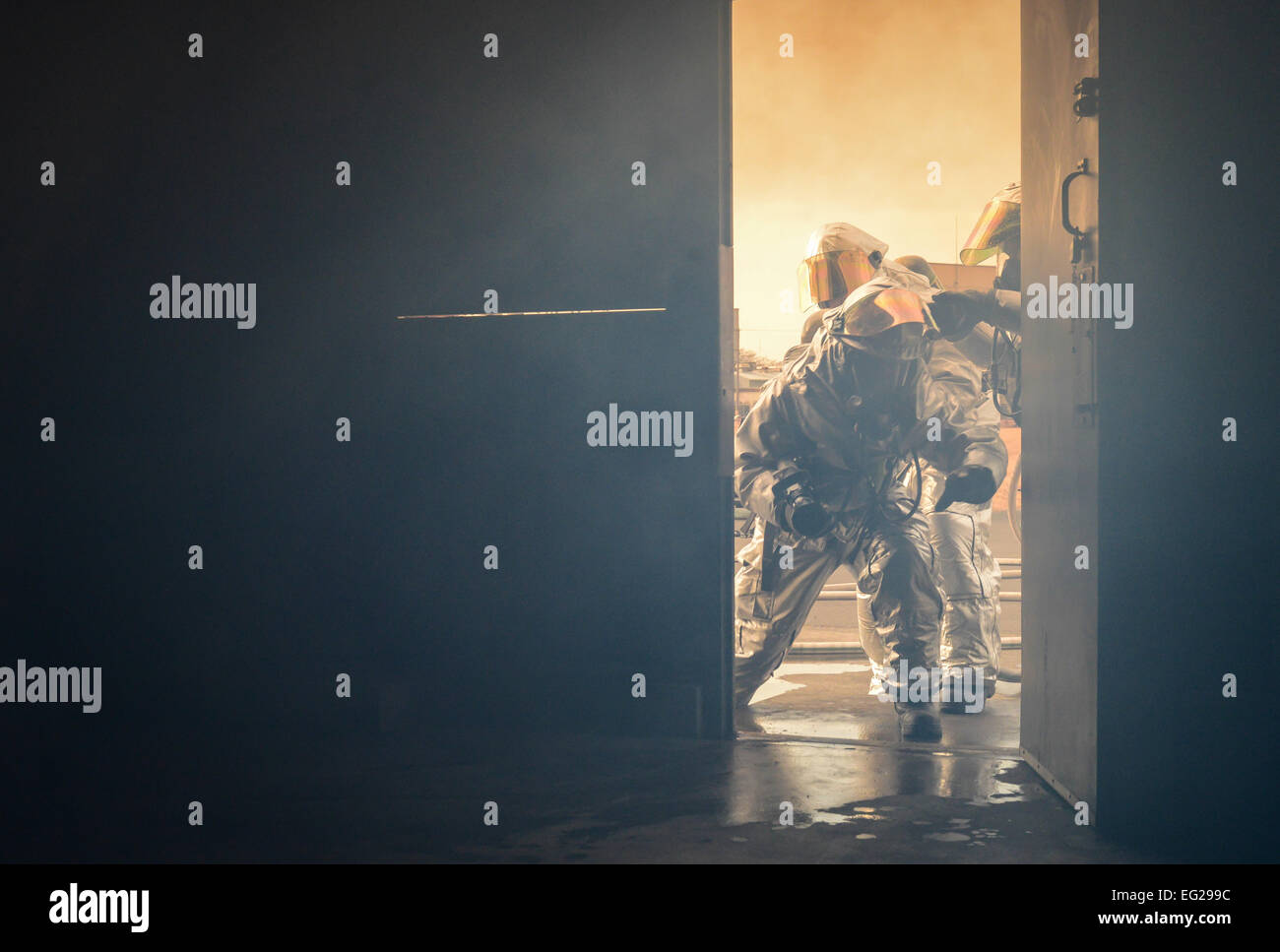 Airman 1st Class Ross Keserich tritt eine Brandbekämpfung Trainingsszenario 24. Januar 2014, auf der Yokota Air Base, Japan. Feuerwehrleute üben machen Low-Eingänge um sicherzustellen, dass sie vor der beheizten Gase entweichen die Anlage sicher sind. Keserich ist ein 374th Civil Engineer Squadron Feuerwehrmann. Airman 1st Class Meagan Schutter Stockfoto