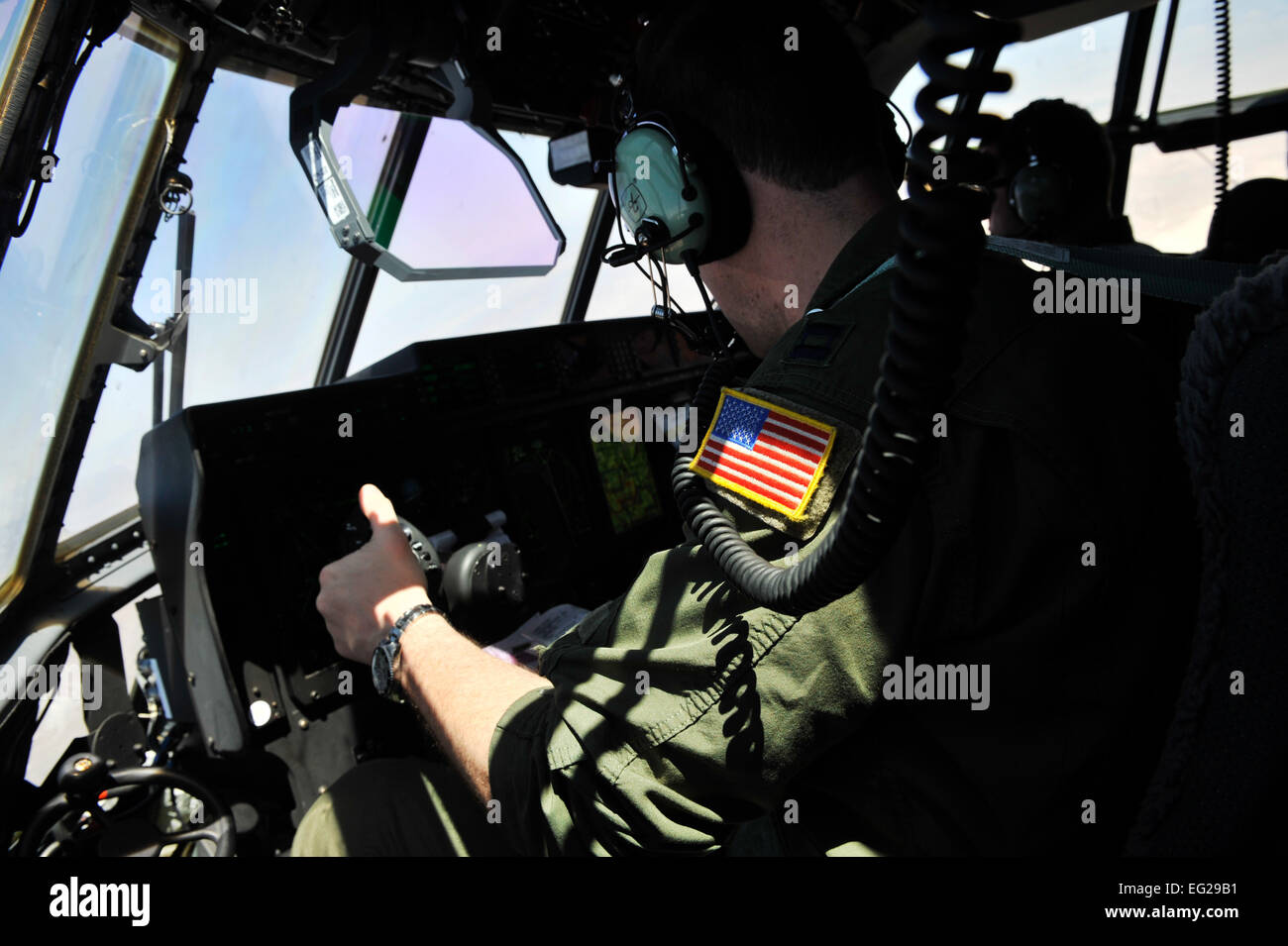 Ein US-Air Force Aircrew fliegt einen C-130J Hercules während einer Mission im Rahmen der US Air Force Weapons School in der Nähe von Nellis Air Force Base, Nevada, 11. Mai 2012. Die Air Force Weapons School ist ein fünf Monate Training bietet ausgewählte Offiziere mit der am weitesten fortgeschrittene Ausbildung in Waffen und Taktiken Beschäftigung. Während des Kurses Studenten erhalten durchschnittlich 400 Stunden Diplom-Level Akademiker und anspruchsvolle Kampftraining Missionen teilnehmen.   Staff Sgt Eric Harris Stockfoto