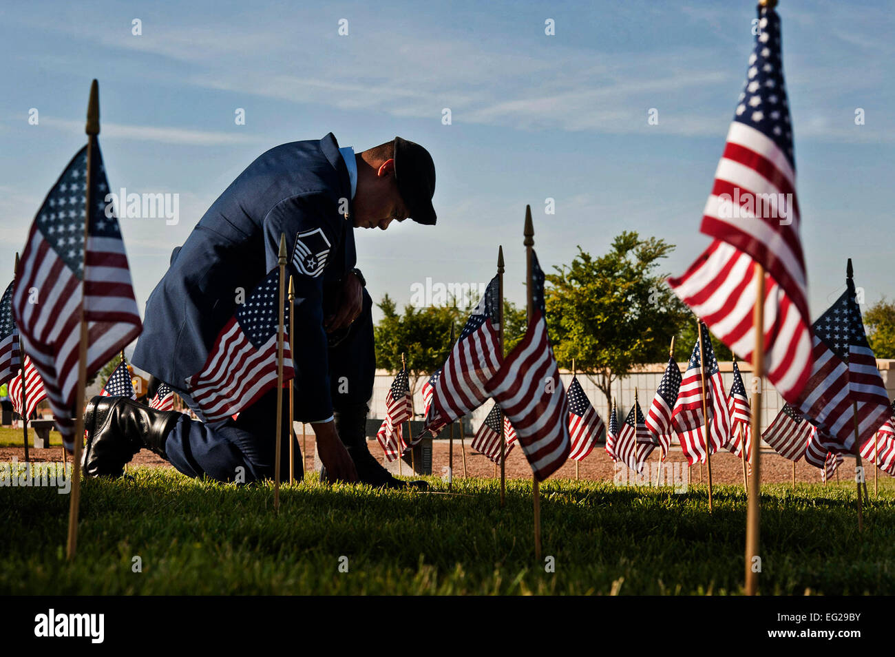 Master Sgt. Robert Lilly zahlt seinen Respekt zu einem gefallenen Dienst Mitglied 28. Mai 2013, an der südlichen Nevada Veterans Memorial Cemetery in Boulder City, Nevada Lilly und andere Flieger von Nellis Air Force Base, Nevada, freiwillig ihre Zeit, Fahnen über Veteranen Friedhof Grundstücke für Memorial Day Wochenende statt. Lilly ist die 57. Betriebsgruppe als gemeinsame taktische Luft-Controller zugewiesen.  Senior Airman Daniel Hughes Stockfoto