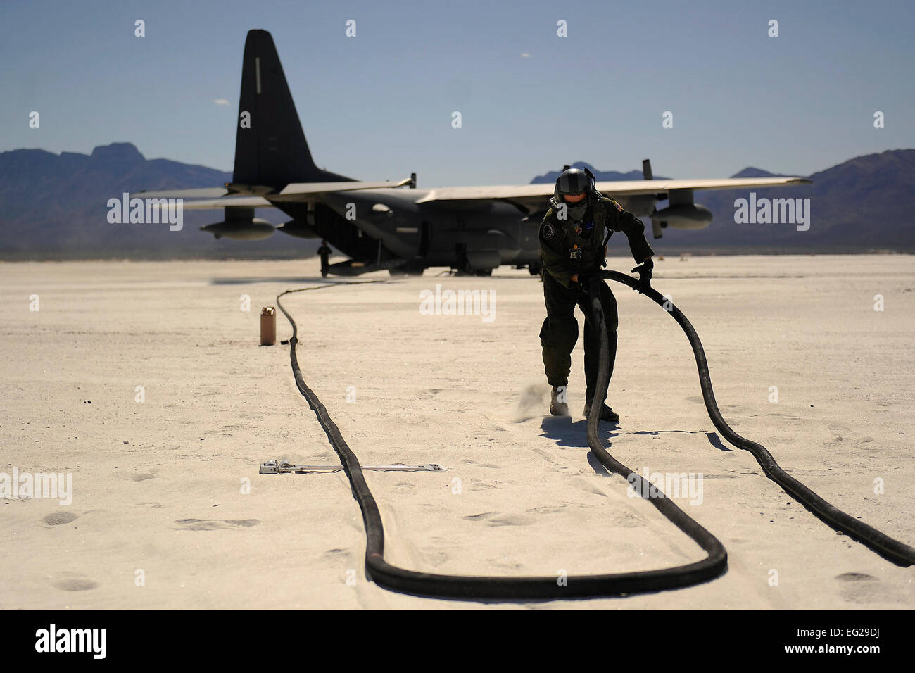 Senior Airman Casey Kubick, 755. Logistik Bereitschaft Squadron, richtet einen nach vorne gerichteten Bereich Betankung Punkt während Angel Thunder 2013 am 18. April in White Sands National Monument Diese Übung soll Personal Recovery Vermögenswerte mit simulierten Einsatzbedingungen und Eventualitäten Staff Sgt Tim Chacon trainieren Stockfoto