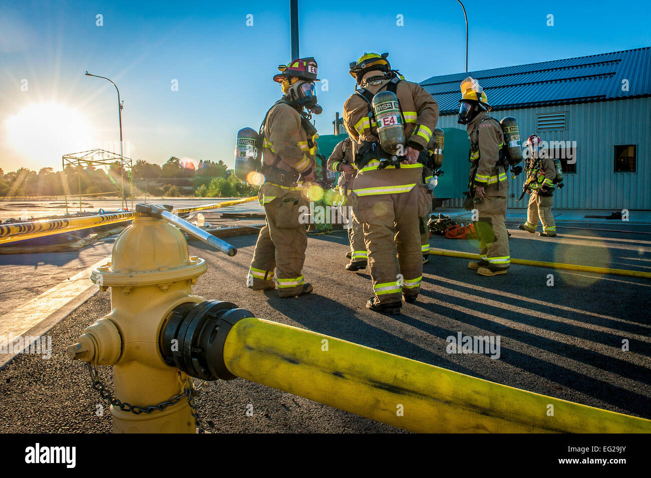 Fairchild Air Force Base Feuerwehr beitreten anderen regionalen Feuerwehr, wie sie ihre umluftunabhängiges Apparate ausführen Dekontamination Unterstützung Nahzone Verschütten eines Gefahrgut-Vorfalls 14. September 2014, in der Nähe der Staatsgrenze von Washington Idaho don. Vier Feuerwehrleute, ein Techniker und eine Vielzahl von Support-Mitarbeiter sowie die mobile Dekontaminierung und Sanierung Basiseinheit trat zwei Dutzend andere Feuerwehr, LKW und Ausrüstung aus Spokane regionalen Feuerwehr Bezirken in Reaktion auf den Vorfall.  Staff Sgt Benjamin W. Stratton Stockfoto