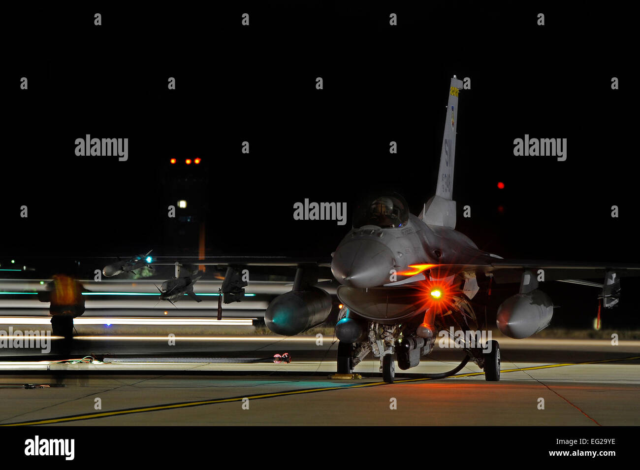 Eine f-16 Fighting Falcon bewegt sich schnell als Energieträger Operatoren und Crew Chiefs führen eine Technik namens heißen Grube Betankung auf Shaw Air Force Base, S.C., 9. November 2012. Heiße Grube zu tanken ist ein Eingriff in der Regel in einer Kampfsituation Flugzeuge schnell tanken, während ihre Motoren laufen, wodurch eine schnelle tanken, stoßen Piloten direkt zurück in den Kampf. Flieger zugewiesen, die 20. Logistik Bereitschaft Squadron und 20. Aircraft Maintenance Squadron Praxis diese Technik um ihre Fähigkeiten scharf und in dem Bemühen um bereit Luft Kampfkraft an der Nachricht eines Momentes zu unterstützen.  Personal Stockfoto