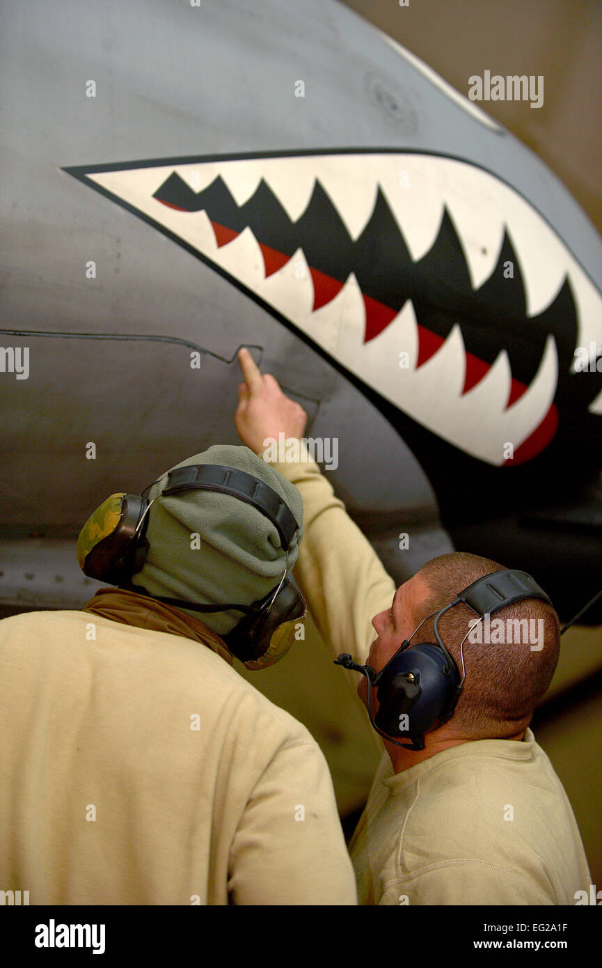 US Air Force Senior Airman Craig Irvine, 455. Expeditionary Wartung Geschwader a-10 Thunderbolt II Blech Techniker, links, und techn. Sgt. Brock Roberts, 455. EMXS Crash-Recovery, Recht, Wartungsarbeiten an einer a-10 Thunderbolt II in Bagram Air Field, Afghanistan, 30. Dezember 2013. Die a-10 Thunderbolt II bietet nahe Luftunterstützung für die Truppen auf dem Boden. Irvine und Roberts werden bereitgestellt von der 23. Ausrüstung Wartung Geschwader auf Moody Air Force Base, Georgia Irvine ist ein Eingeborener von Lake Charles, Louisiana, und Roberts gebürtig aus Hoopeston, Ill.  Senior Airman Kayla Newman Stockfoto