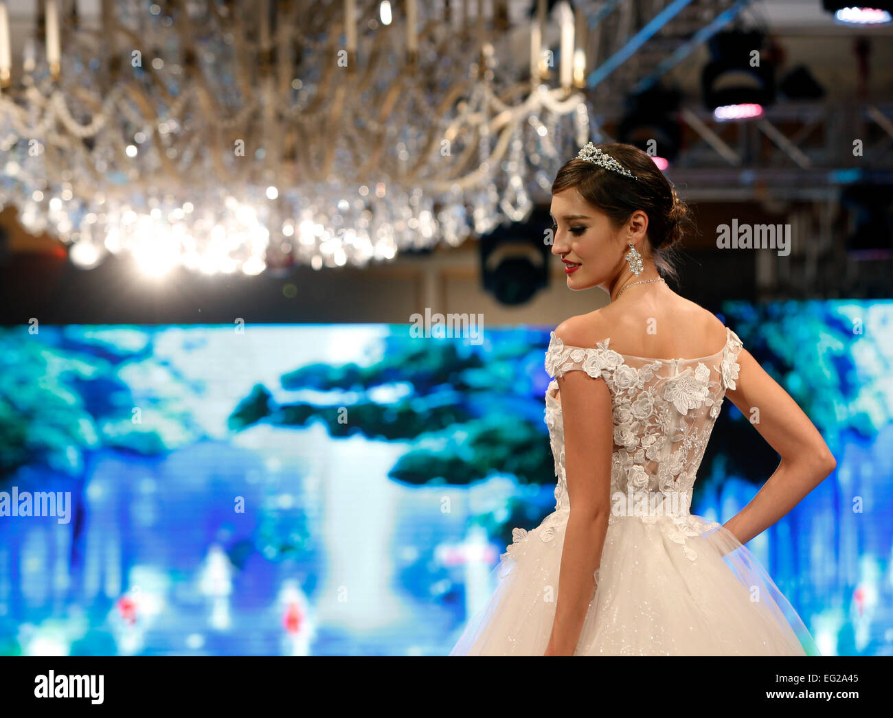 Shanghai, China. 14. Februar 2015. Ein Modell stellt eine Hochzeit Kleid Kreation vom japanischen Designer Yumi Katsura während einer Show in Shanghai, Ost-China, 14. Februar 2015. Bildnachweis: Ding Ting/Xinhua/Alamy Live-Nachrichten Stockfoto