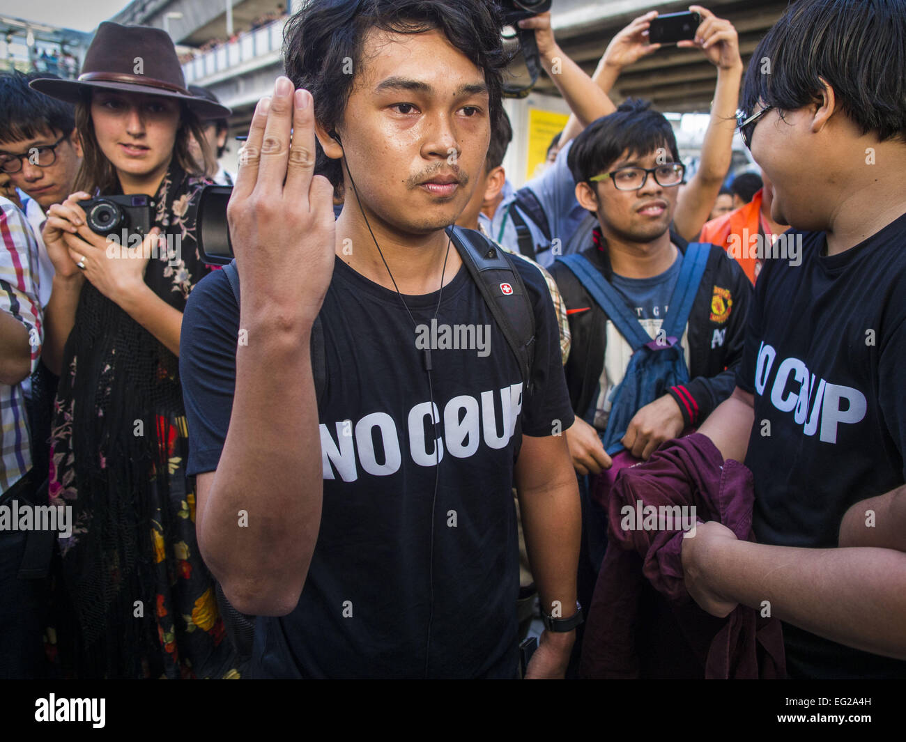Bangkok, Thailand. 14. Februar 2015. Ein Anti-Putsch Demonstrant hält drei Finger Salute aus den Filmen "Tribute von Panem" während einer Anti-Putsch-Protest in Bangkok. Salute wird von Demonstranten verwendet, um Widerstand gegen die Militärregierung zu zeigen. Zeigt den Gruß ist Grund für die Verhaftung unter Kriegsrecht Thailands. Dutzende von Menschen versammelten sich vor der Bangkok Kunst- und Kulturzentrum in Bangkok Samstag um die hand aus roten Rosen und Kopien von Orwells "1984. Bildnachweis: ZUMA Press, Inc./Alamy Live-Nachrichten Stockfoto
