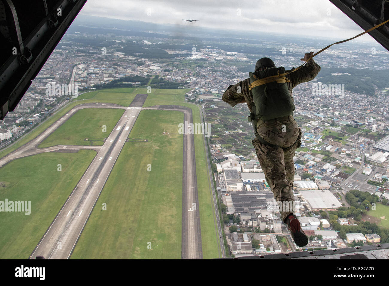 Soldaten führen eine Demonstration der Sprung von einer c-130 Hercules 7. September 2014, während des amerikanisch-japanischen Freundschaft Festivals auf der Yokota Air Base, Japan. Yokota begrüßte rund 148.000 Besucher während des zweitägigen Festivals. Die Soldaten der 1. Bataillon, zugewiesen sind 1st Special Forces Group in der Luft.  Senior Airman Michael Washburn Stockfoto