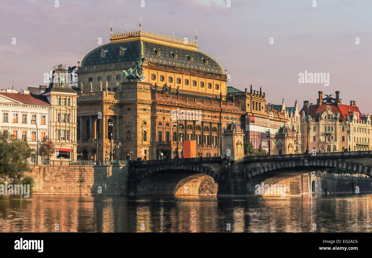 Dem wunderschönen Nationaltheater an den Ufern der Moldau in Prag Stockfoto