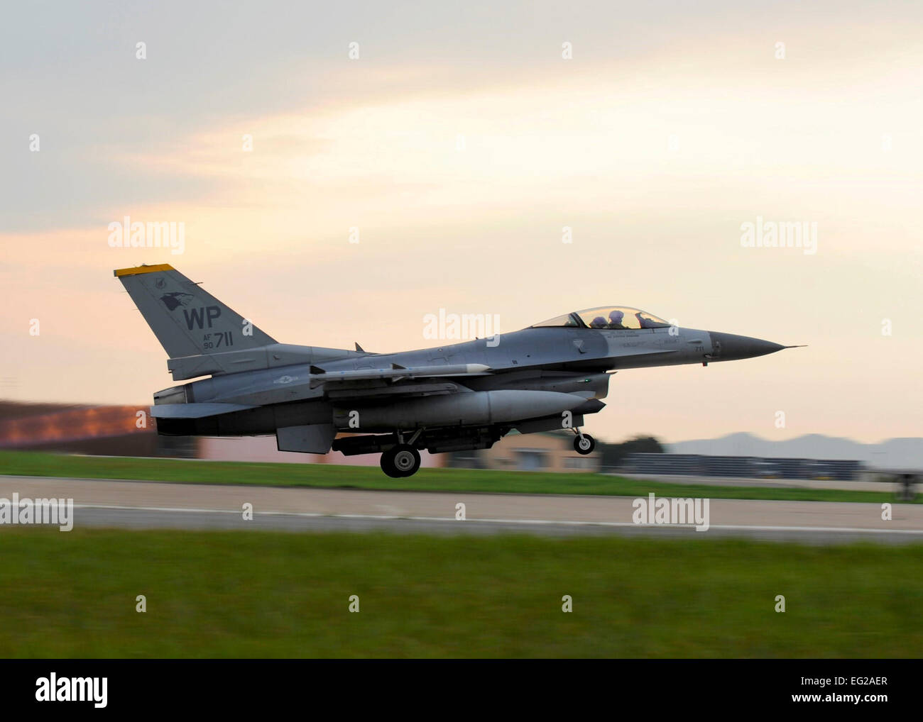 Eine f-16 Fighting Falcon, das 80. Kämpfer-Geschwader zugewiesen zieht während Übung Beverly Mitternacht 13-3 Aug. 6, 2013 bei Kunsan Air Base, Südkorea. Dies war einer der ersten Flüge Beverly Mitternacht 13-3, die die Fähigkeiten von Boden- und Flugpersonal während eines Kriegs-Szenario testet.  Staff Sgt Jessica Haas Stockfoto