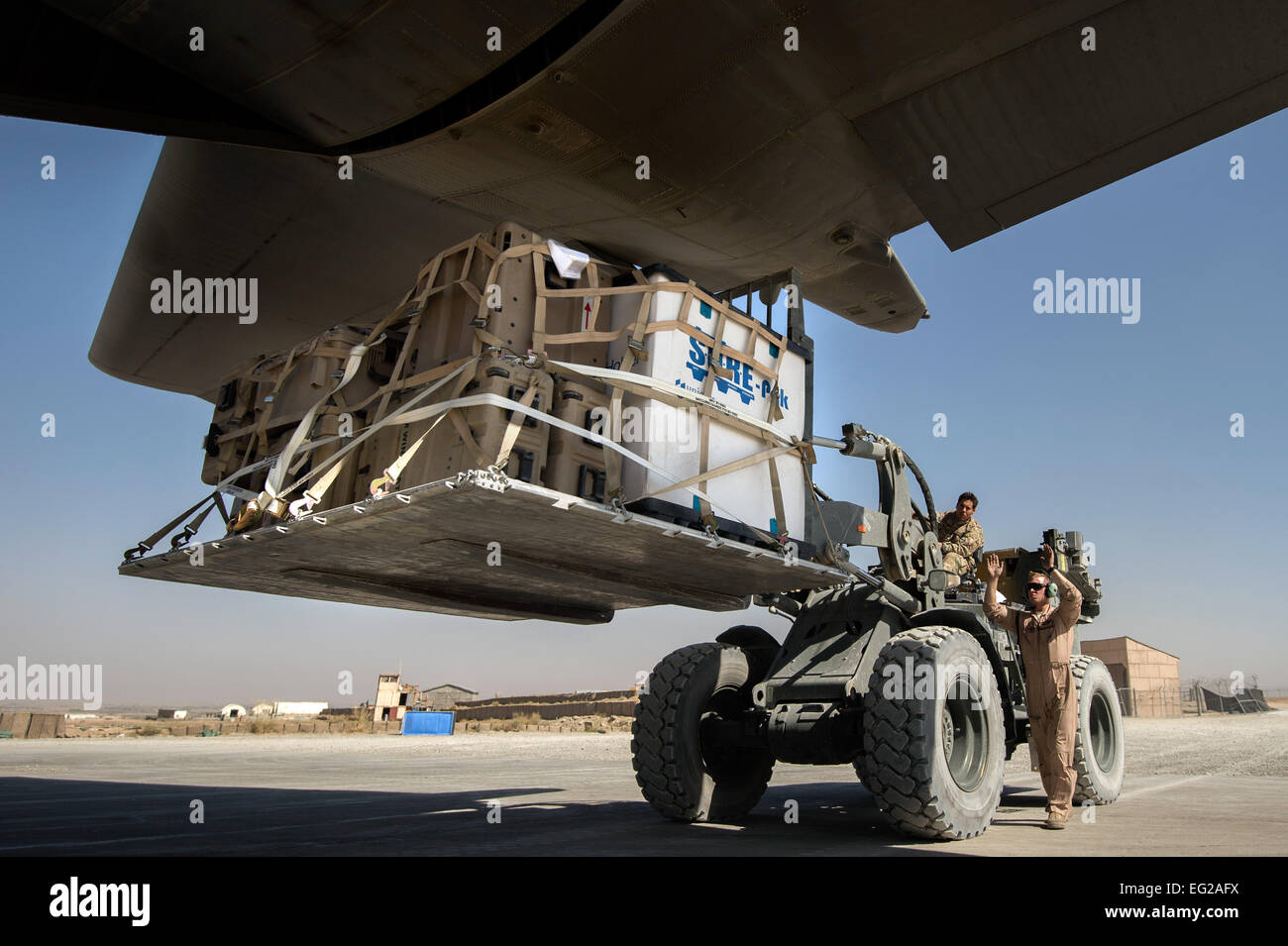 Senior Airman Zac Sidders Marschälle eine Palette von Ladung in einer c-130 Hercules 28. September 2013, auf Forward Operating Base Sharana, Provinz Paktika, Afghanistan. Diese Mission Meilenstein rückläufig, da die 774th Expeditionary Airlift Squadron transportiert die letzten Ladung von FOB Sharana, bevor die Basis auf dem afghanischen Verteidigungsministerium übertragen wird. Sidders, eine native, Peoria, Illinois wird bereitgestellt von der Wyoming Air National Guard. Sidders ist ein 774th EAS Loadmaster. Master Sergeant Ben Bloker Stockfoto