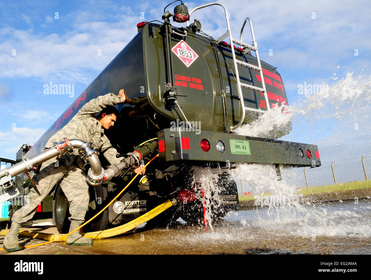 Senior Airman Andrew Leal, 100. Logistik Bereitschaft Squadron, Brennstoffe Techniker, schaltet das Ventil ein Kraftstoff-LKW während eines schweren Unfalls Antwort Trainings 30. August 2012, an RAF Mildenhall. Die Stute simuliert ein Kraftstoff auslaufen aufgrund einer gerissenen Flanschverbindung während einer Kraftstoff-Übertragung.  Senior Airman Ethan Morgan Stockfoto