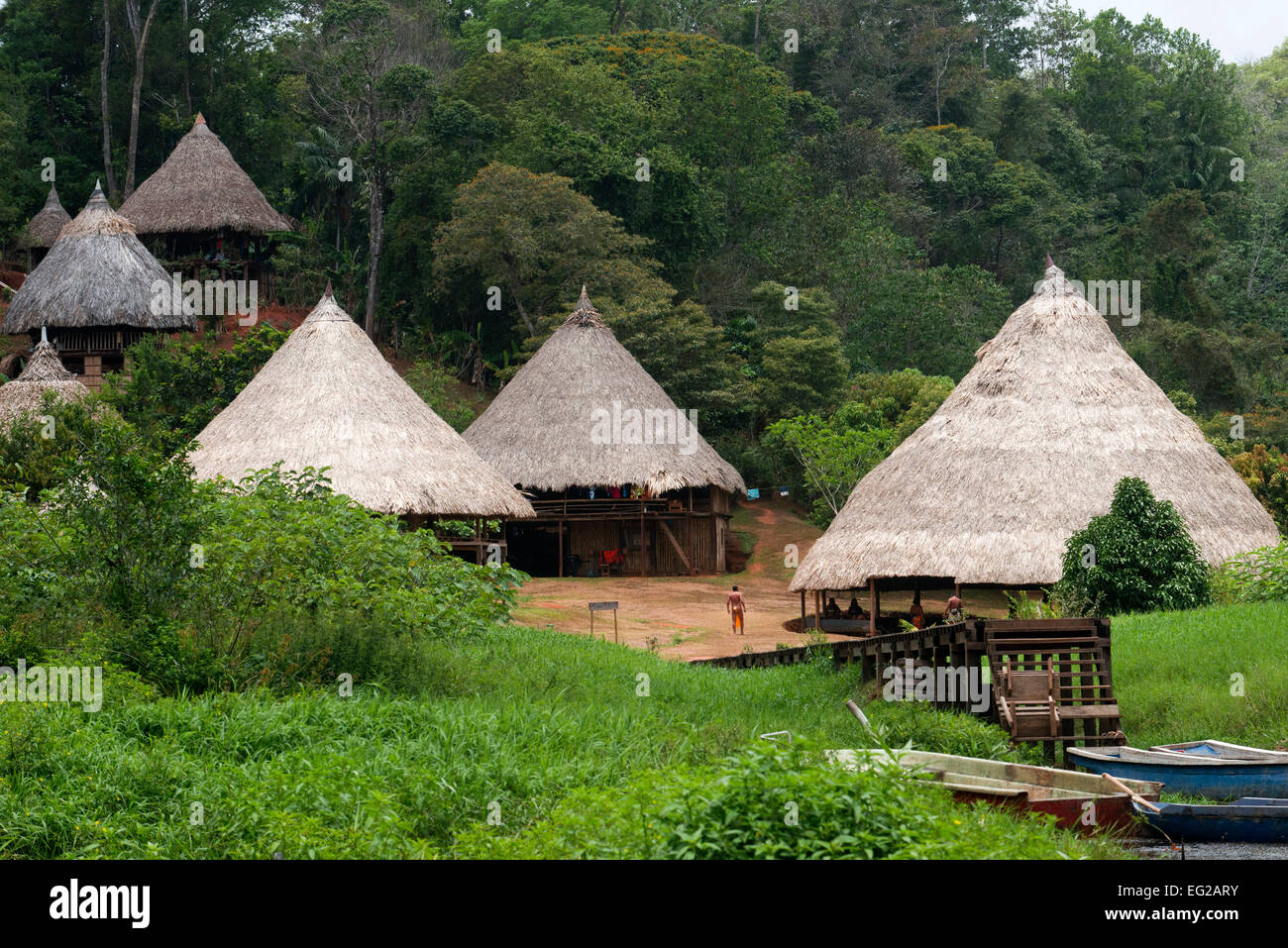 Dorfbewohner von der systemeigenen Embera Indianerstamm, Embera Dorf, Panama. Panama Embera Menschen indischen Dorf einheimische Indio indios Stockfoto