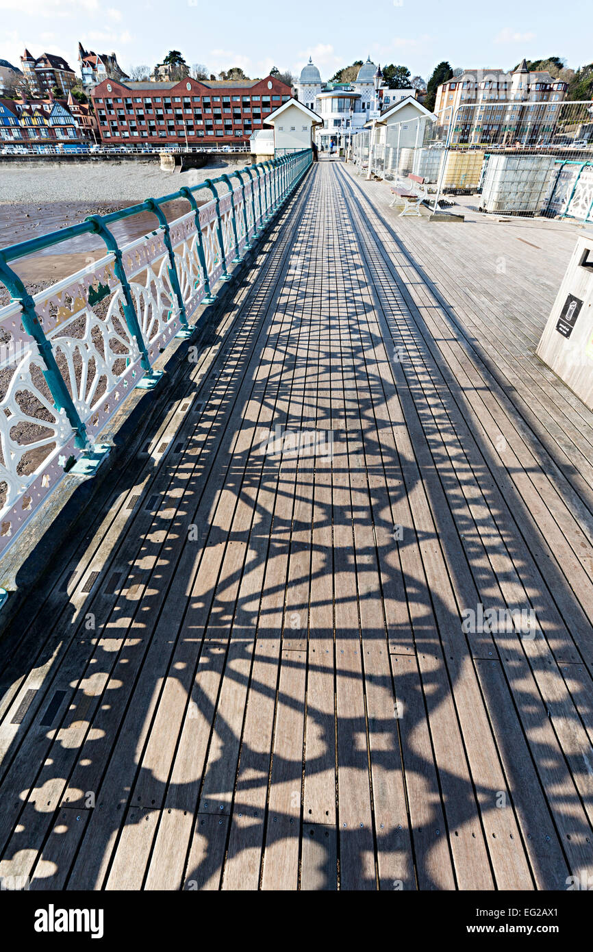 Schatten aus der viktorianischen Geländer auf dem Pier in Penarth, Wales, UK Stockfoto