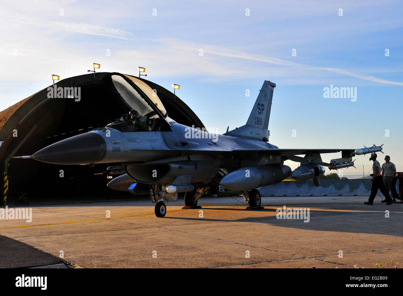 Crew Häuptlinge aus 480th Aircraft Maintenance Unit überprüfen Sie Preflight-Funktionen auf einer f-16 Fighting Falcon auf dem Flug Linie auf der Air Base Spangdahlem, 23. August 2012, bevor der Pilot für nordische Luft treffen 2012 fährt. Der Jagdstaffel verließ der multinationalen Übung austauschen und neue Kampftaktiken mit NATO-Staaten.  Airman 1st Class Dillon Davis Stockfoto