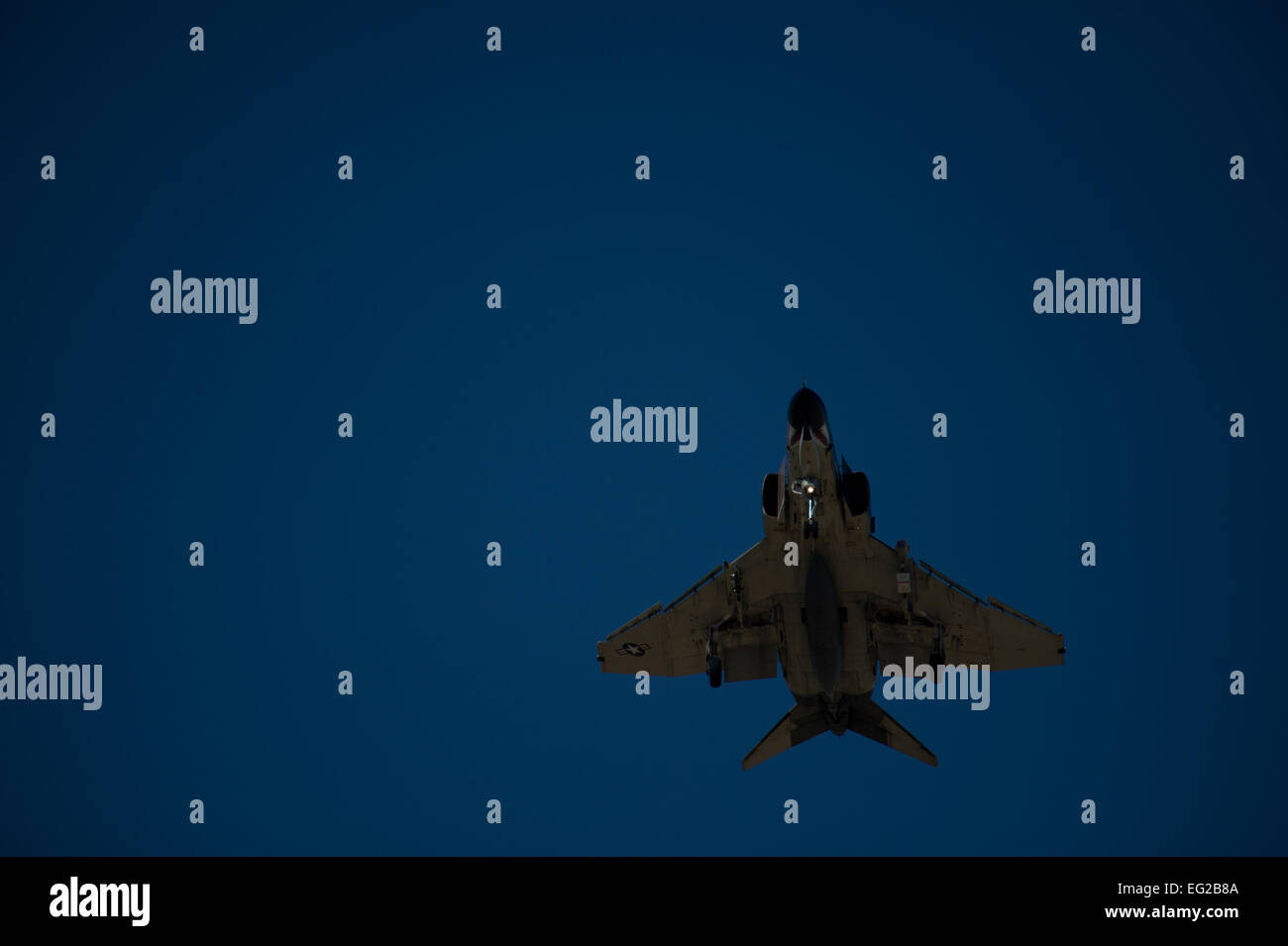 Lieutenant Colonel Brian Swyt, 82nd Antenne Ziele Squadron Ablösung 1 Kommandant, fliegt eine f-4 Phantom zur Überwachung der Ausübung und fungieren als Leitfaden bei der Landung QF-16 auf der Holloman Air Force Base in Nm, 25. Juni 2014. QF-16 nahmen Teil an einer operativen scharfer Munition Übung im Rahmen des Testprogramms Flug das Flugzeug vor dem Beginn der Produktion im Boeing-Werk in Jacksonville, Florida, Ende 2014.  Airman 1st Class Aaron Montoya Stockfoto