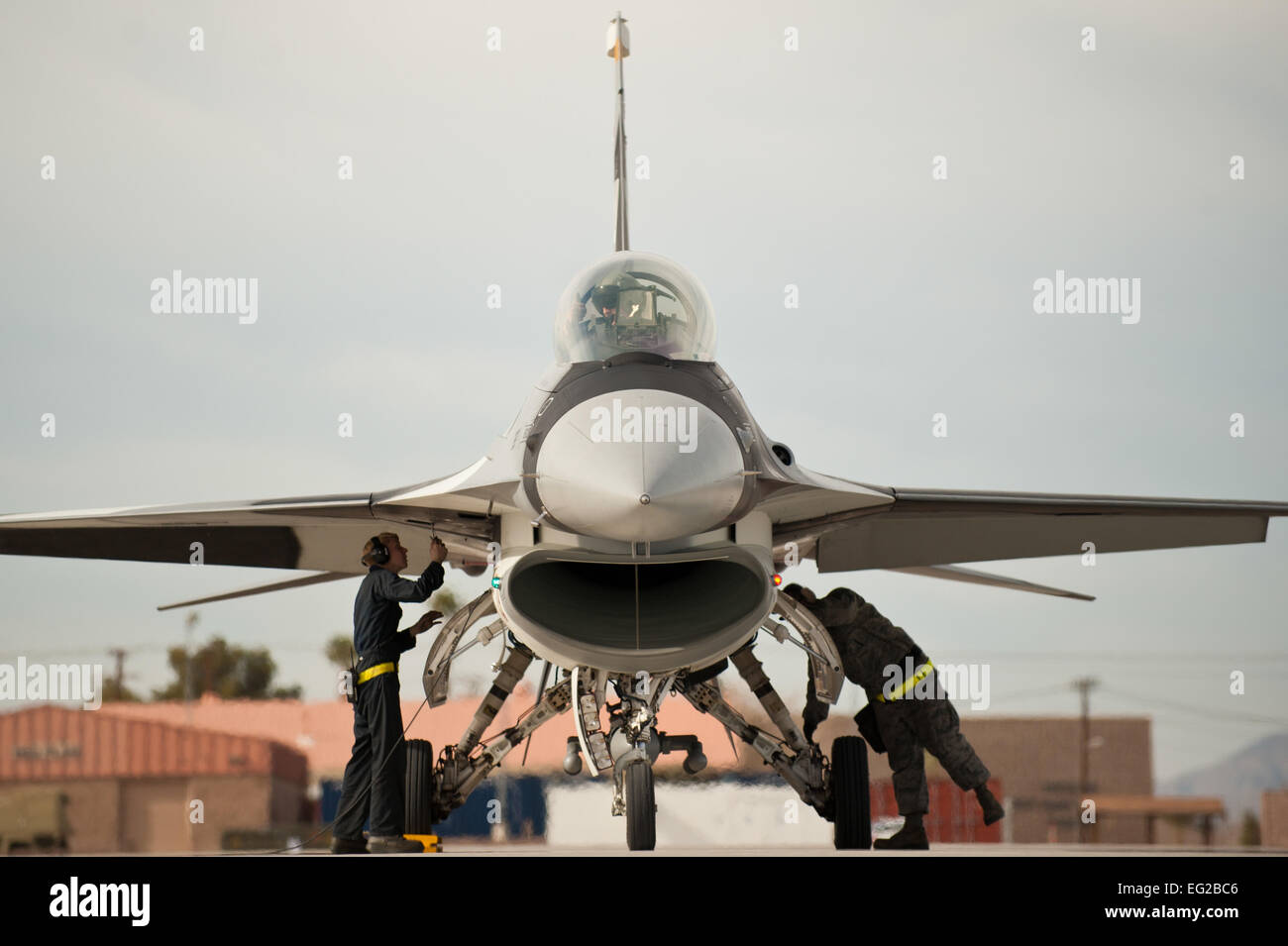 Flugzeug-Betreuer aus der 757. Flugzeug Wartung Geschwader Viper Aircraft Wartungseinheit, führen Preflight-Prüfungen auf ein f-16 Fighting Falcon von der 64. Aggressor Squadron vor eine rote Fahne 14-1 Ausbildungsmission 29. Januar 2014, an Nellis Air Force Base Nevada. Piloten der 64. AGR sind bei der Verwendung von Gegner Taktiken ausgebildet und einsetzen als Teil des "Red Force" bei rote Fahne Übungen. Rote Fahne bietet realistischen Kampftraining in einer angefochtenen, degradiert und operativ begrenzten Umgebung in Echtzeit Kriegsszenarien. Airman 1st Class Joshua Kleinholz Stockfoto