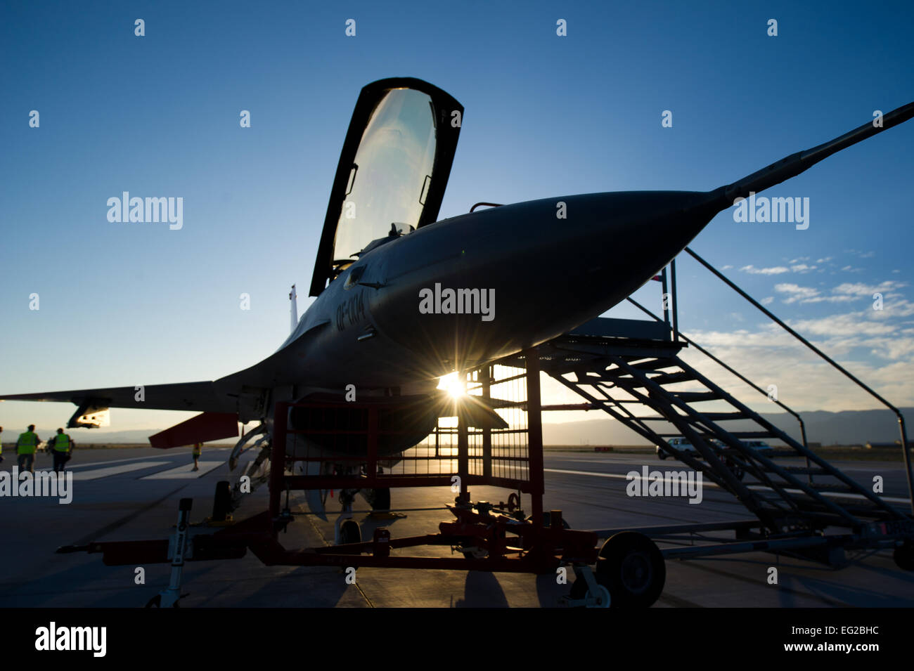 QF-16 ist für den Start bei einer unbemannten Feuer Übung auf der Holloman Air Force Base in Nm, 25. Juni 2014 bereit. Die Flugzeuge nahmen Teil an einer operativen scharfer Munition Übung im Rahmen des Testprogramms Flug das Flugzeug vor dem Beginn der Produktion im Boeing-Werk in Jacksonville, Florida, Ende 2014.  Airman 1st Class Aaron Montoya Stockfoto