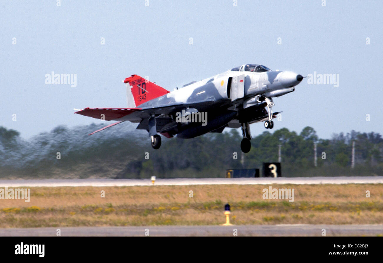 QF-4 Aerial Target primäre Funktion: Full-Scale, Hochleistungs-Antenne Ziel für live Luft/Luft- und Boden-Luft-Rakete-Tests. Geschwindigkeit: 1.250 km/h Abmessungen: Spannweite 38 ft.; Länge 16 ft.; Höhe 6 ft. Ausdauer: zwei Stunden. Besatzung: keiner.  Personal. Sgt. Tanika Bell Stockfoto