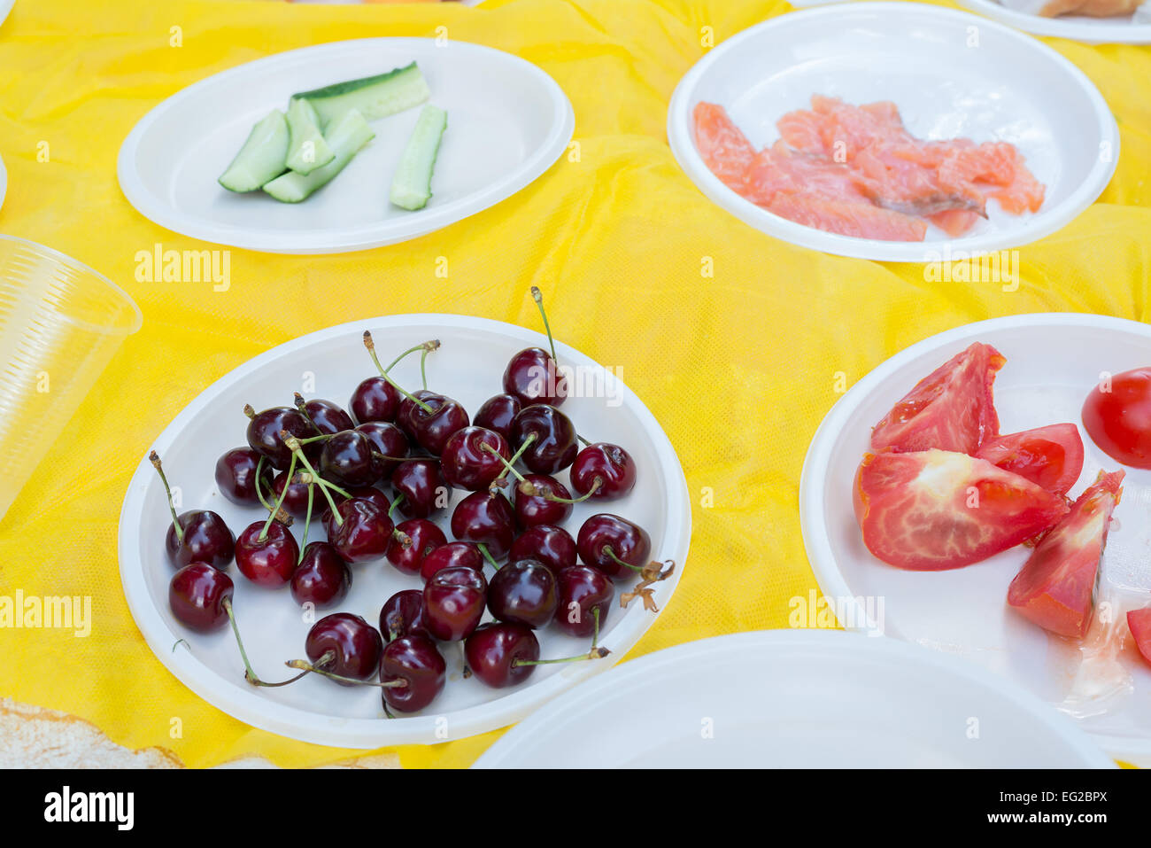 Das Essen in Einweggeschirr bei Picknick Stockfoto