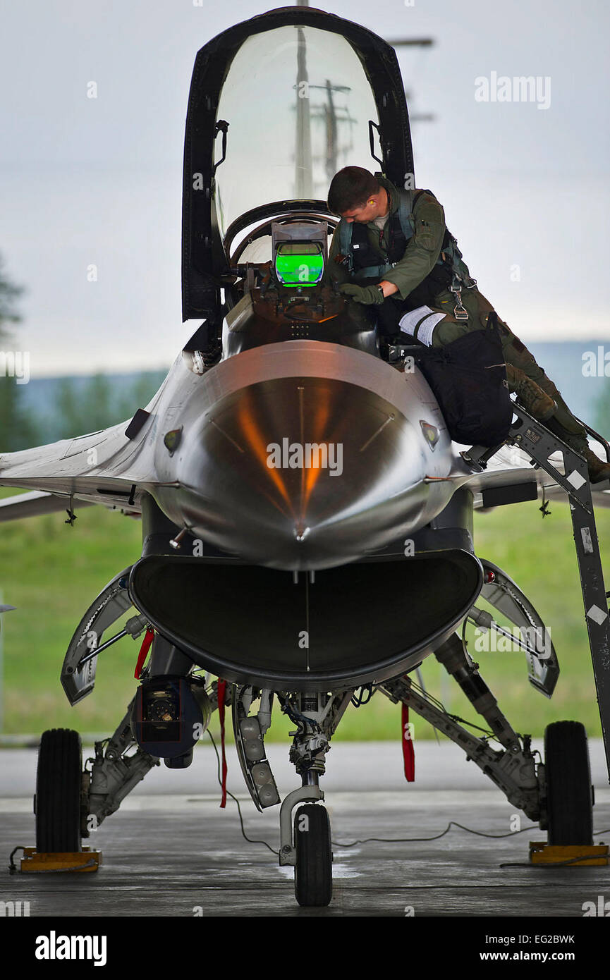 Major Vince O'Conner steigt in das Cockpit einer F - 16C Fighting Falcon vor ein Kampftraining Mission während rote Fahne-Alaska 12-2 Eielson Air Force Base, Alaska, 12. Juni 2012. O' Conner ist ein Pilot mit der 36. Fighter Squadron, Osan Air Base, Südkorea. Techn. Sgt. Michael R. Holzworth Stockfoto