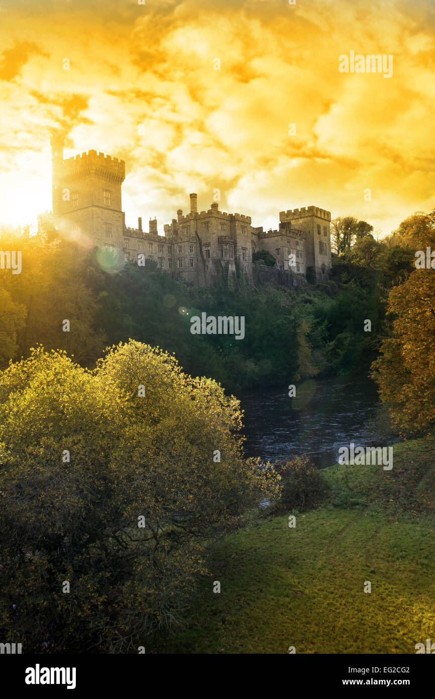 Lismore Castle mit Blick auf den schönen Blackwater River in der Grafschaft Waterford Irland bei Sonnenuntergang Stockfoto