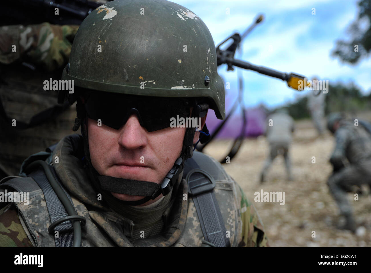 Generalmajor Kevin McDonough, Flieger Fähigkeiten Kampftraining Student geht in Deckung während einer Übung urbane Operationen auf gemeinsamer Basis San Antonio-Camp Bullis, Texas, 14. November 2013. Besetzung des Schriftkünstlers Air Bildung und Training Command, vor der Bereitstellung Kampftraining für Air Force Personal zu standardisieren.  Airman 1st Class David R. Cooper Stockfoto