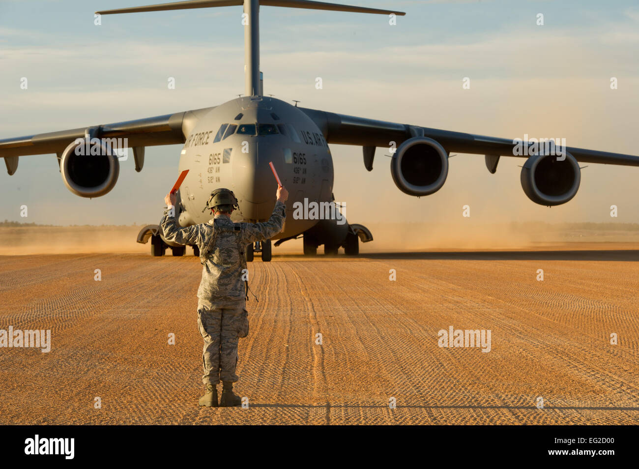 Senior Airman Douglas Prewitt Marschälle eine c-17 Globemaster III Geronimo Landezone 16. Januar 2014, während ein Feld Übung im Joint Readiness Training Center Fort Polk, Louisiana Soldat innen JRTC 14-03 Praxis bekämpfen Patientenversorgung und aeromedical Evakuierungen in einer simulierten Umgebung bekämpfen. Prewitt erhält der 621st Kontingenz Antwort Flügel am Joint Base McGuire-Dix-Lakehurst, N.J.  Techn. Sgt. Matthew Smith Stockfoto