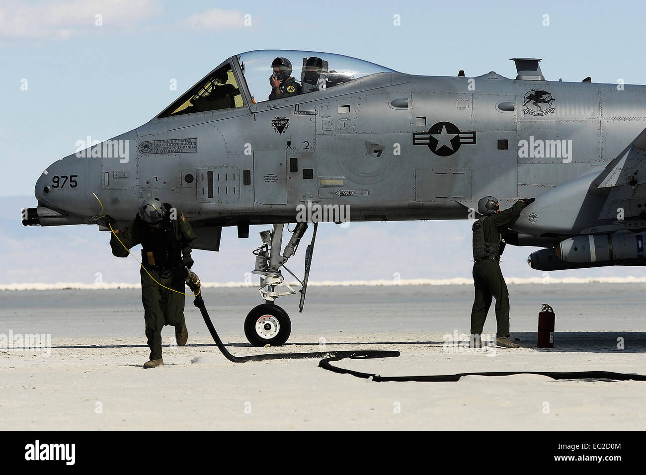 Eine a-10 Thunderbolt II tanken mit einer nach vorne gerichteten Bereich Betankung Punkt April 18 in White Sands National Monument, während Übung Angel Thunder 2013, Senior Airman Casey Kubick und techn. Sgt. Christopher Roof. Angel Thunder ist die größte Gemeinschaftsdienst, multinationale, interinstitutionelle Bekämpfung Such- und Rettungs-Übung trainiert Personal Recovery Vermögenswerte mit einer Vielzahl von Szenarien, um Einsatzbedingungen und Eventualitäten zu simulieren. Kubick und Dach sind mit der 755. Logistik Bereitschaft Squadron.  Staff Sgt Tim Chacon Stockfoto