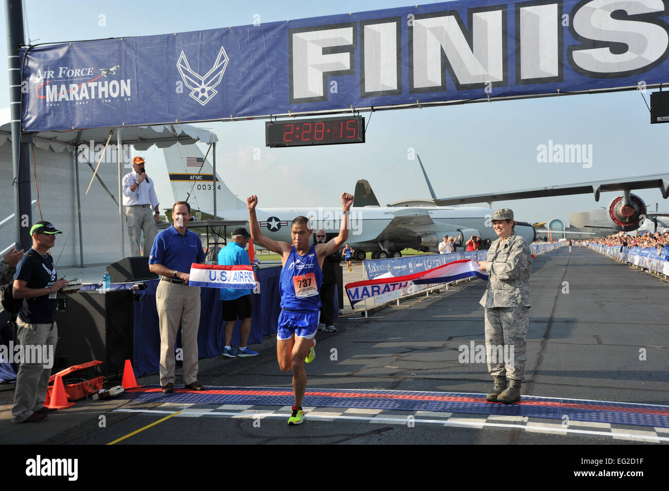 Steve Chu überquert die Ziellinie und wird 2014 US-Air Force Marathon Männer volle Marathon Champion 20. September 2014, an Wright-Patterson Air Force Base in Ohio.  Mike Libecap Stockfoto