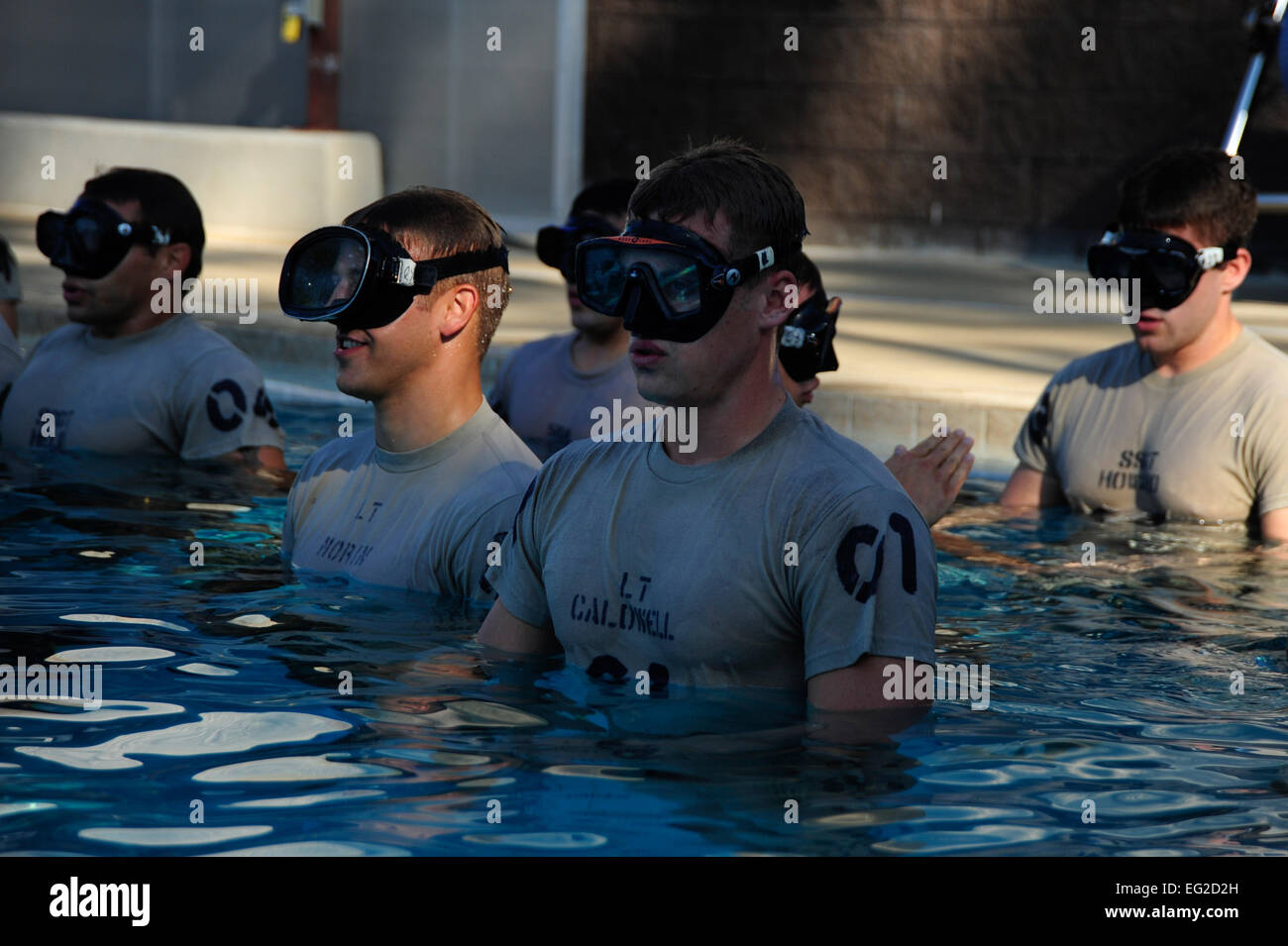 US Air Force Piloten aus der spezielle Taktik Training Squadron warten Sie auf den Befehl zum Schwimmen im Pool, während eine Wasser Vertrauen Trainingsauswertung, Hurlburt Field, Florida, 30. September 2011. Die Auswertung testet die Studenten ihren Atem über einen längeren Zeitraum hinweg beim Binden von verschiedenen Knoten auf der Unterseite des Pools zu halten.  Flieger 1. Klasse Christopher Williams Stockfoto