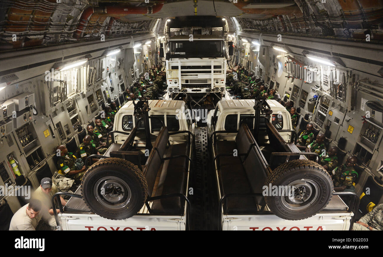 Ruandische Soldaten und ihre Ausrüstung sind aus Ruanda in die Republik Zentralafrika auf eine c-17 Globemaster III Sitz in McChord Air Force Base, Wa geflogen. 19. Januar 2014. US-Truppen transportieren eine Gesamtanzahl von 850 ruandische Soldaten und mehr als 1000 Tonnen Ausrüstung in der Zentralafrikanischen Republik, französischen und afrikanischen Union Operationen gegen militante während dieser drei Wochen andauernde Operation zu unterstützen.  Staff Sgt Ryan Crane Stockfoto