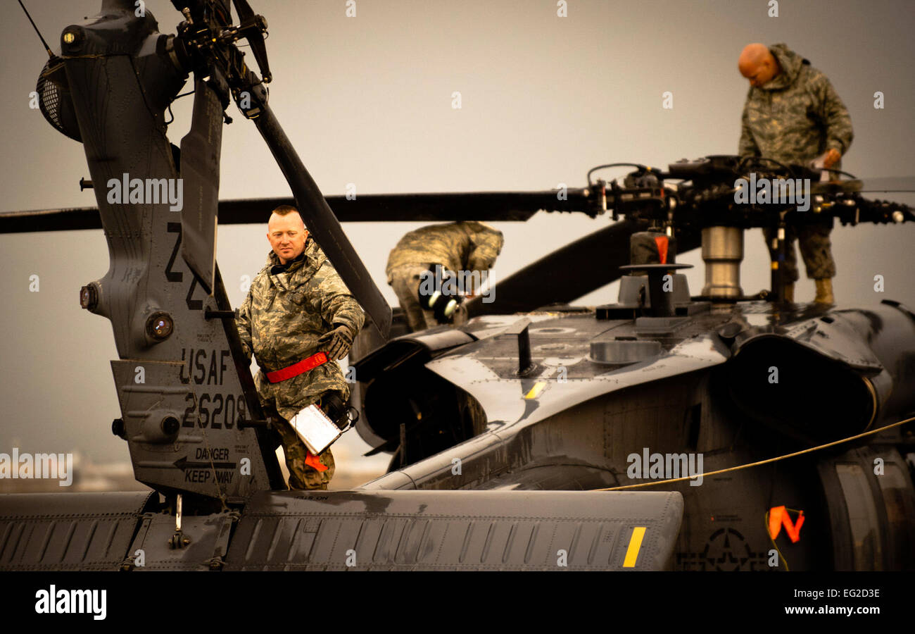 Flugzeug-Betreuer aus der 33. Expeditionary Hubschrauber Wartungseinheit führen routinemäßige Wartungsarbeiten auf ein HH - 60G Pave Hawk-Hubschrauber 25. Mai 2012, Bagram Airfield, Afghanistan. Hohe operative Tempo und karge Umgebung von Afghanistan stellt eine besondere Herausforderung für die Betreuer, die arbeiten rund um die Uhr, die ebnen Falken flugbereit zu halten.  Captain Raymond Geoffroy Stockfoto