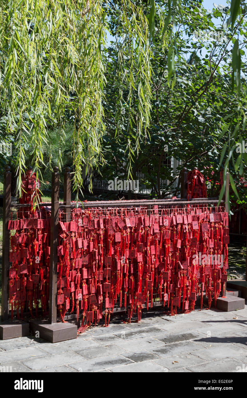 Chinesische rote Glück Gebet Quasten auf der Heiligen Straße Avenue in der Nähe von Peking, China Stockfoto