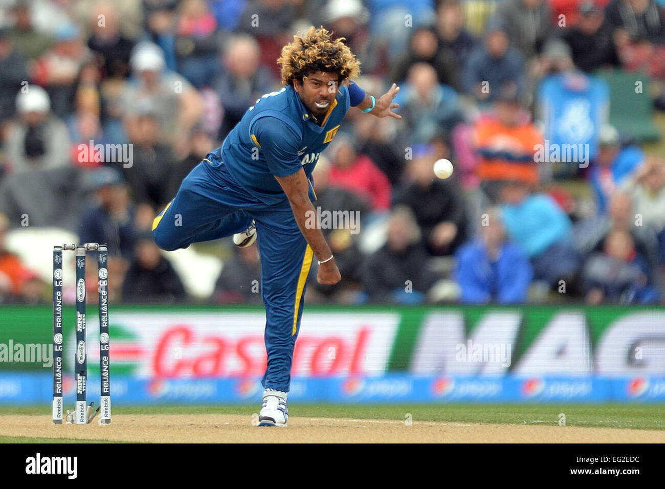 Christchurch, Neuseeland. 14. Februar 2015. Christchurch, New Zealand - 14. Februar 2015 - Lasith Malinga Sri Lankas bowling während der ICC Cricket World Cup Match zwischen Sri Lanka und Neuseeland bei Hagley Oval am 14. Februar 2015 in Christchurch, Neuseeland. © Dpa/Alamy Live-Nachrichten Stockfoto