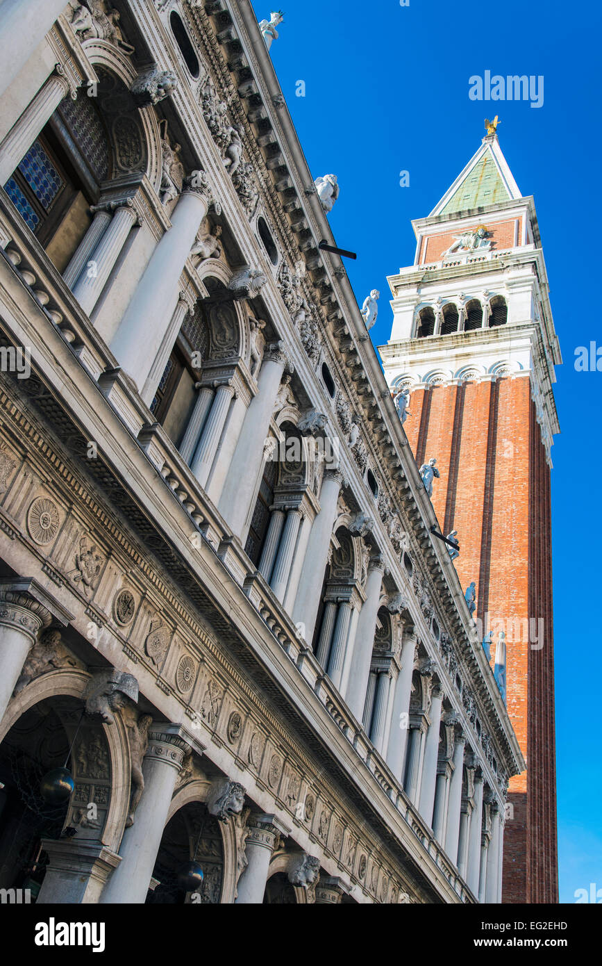 Niedrigen Winkel Blick auf dem Markusplatz Campanile, Markusplatz, Venedig, Veneto, Italien Stockfoto