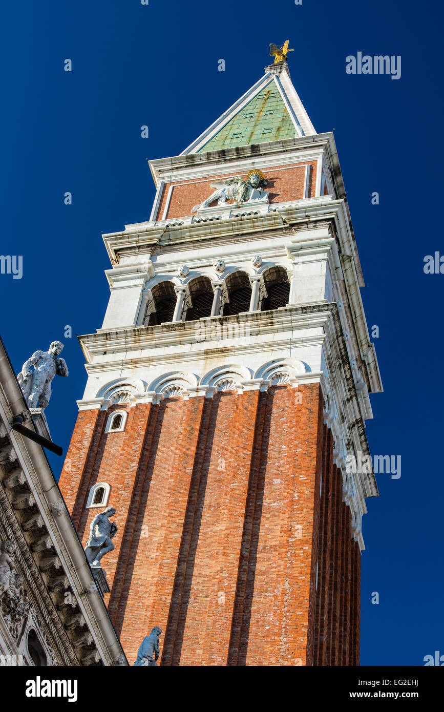 Niedrigen Winkel Blick auf dem Markusplatz Campanile, Markusplatz, Venedig, Veneto, Italien Stockfoto