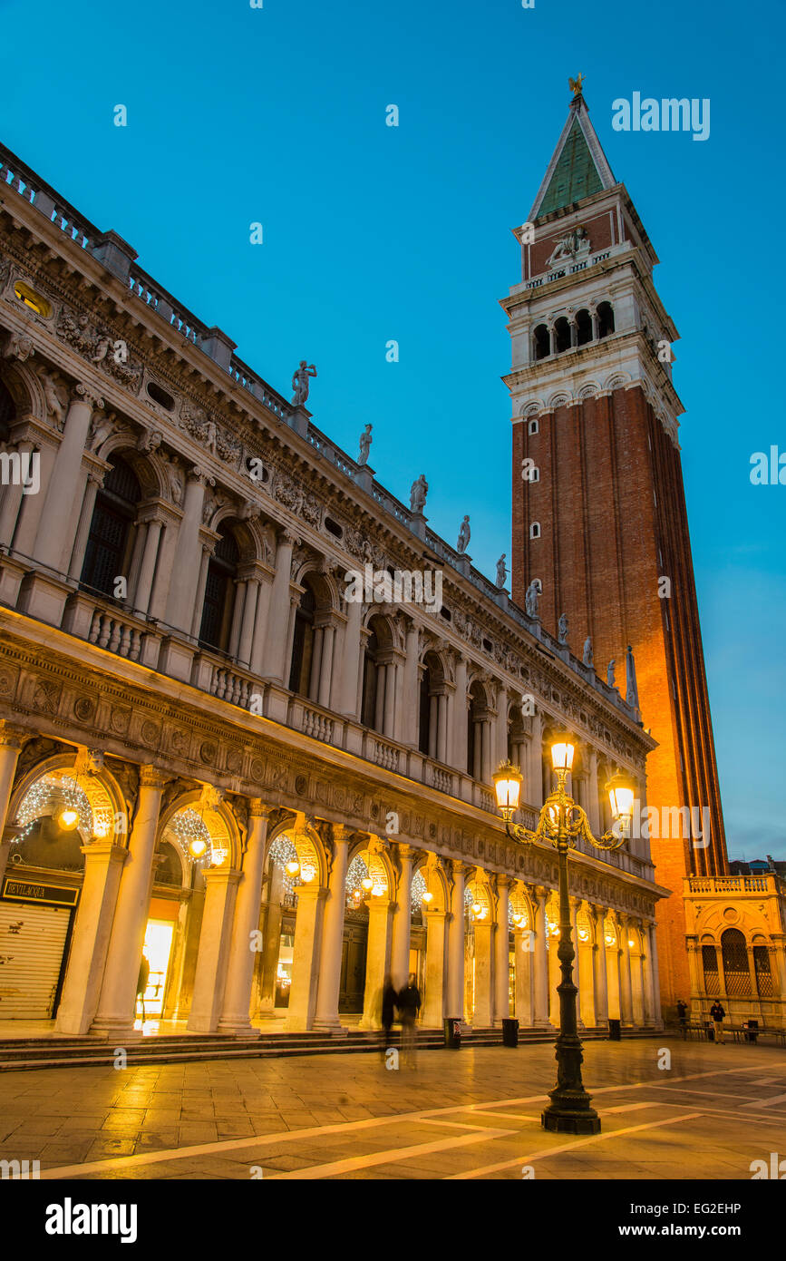 Niedrigen Winkel Ansicht in der Dämmerung der Markusplatz Campanile, Markusplatz, Venedig, Veneto, Italien Stockfoto