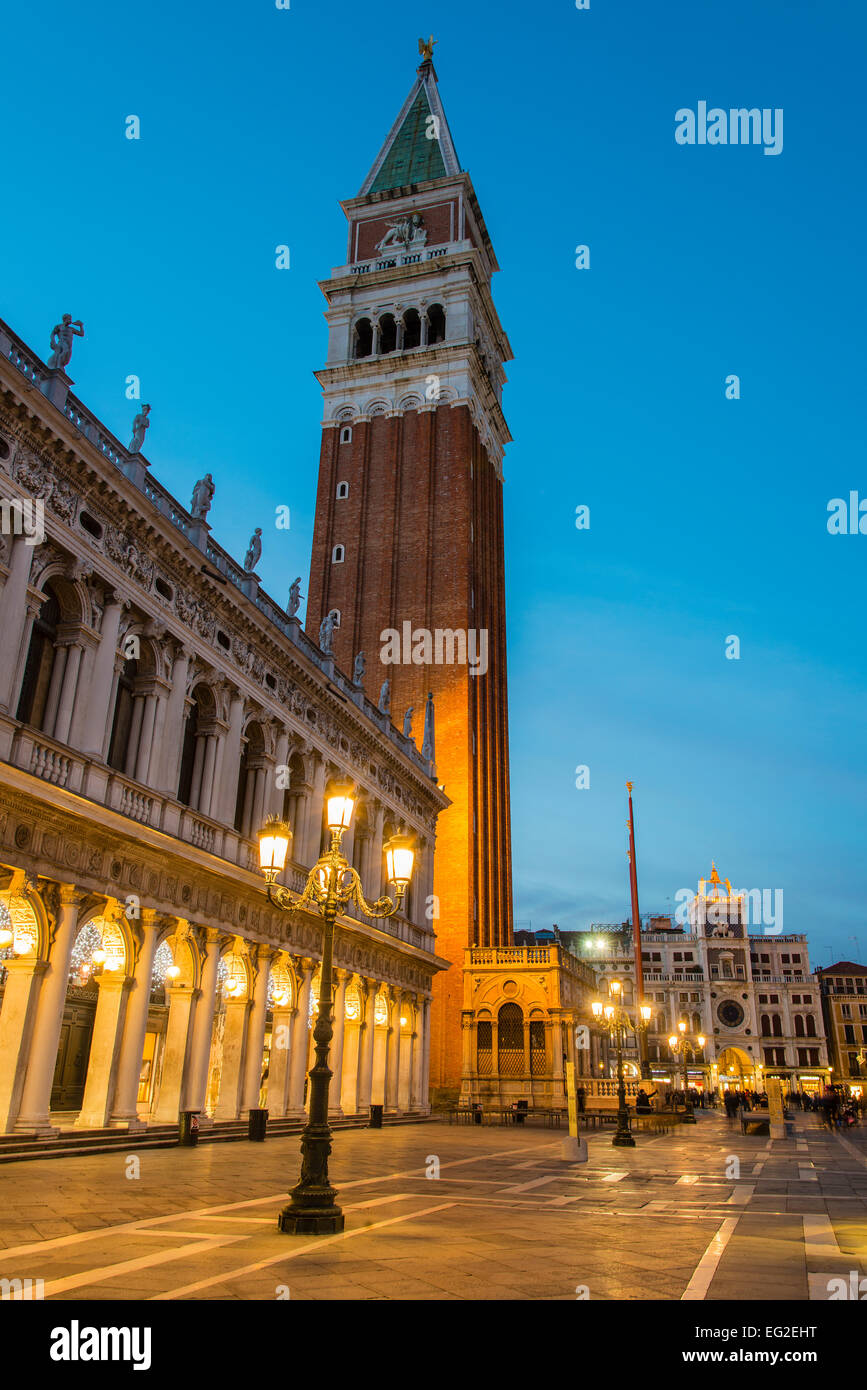 Niedrigen Winkel Ansicht in der Dämmerung der Markusplatz Campanile, Markusplatz, Venedig, Veneto, Italien Stockfoto