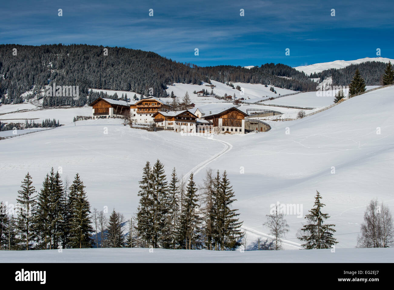 Landschaftlich reizvolle Winter Blick eines Bergdorfes in Villnoss oder Val di Funes, Alto Adige - Südtirol, Italien Stockfoto