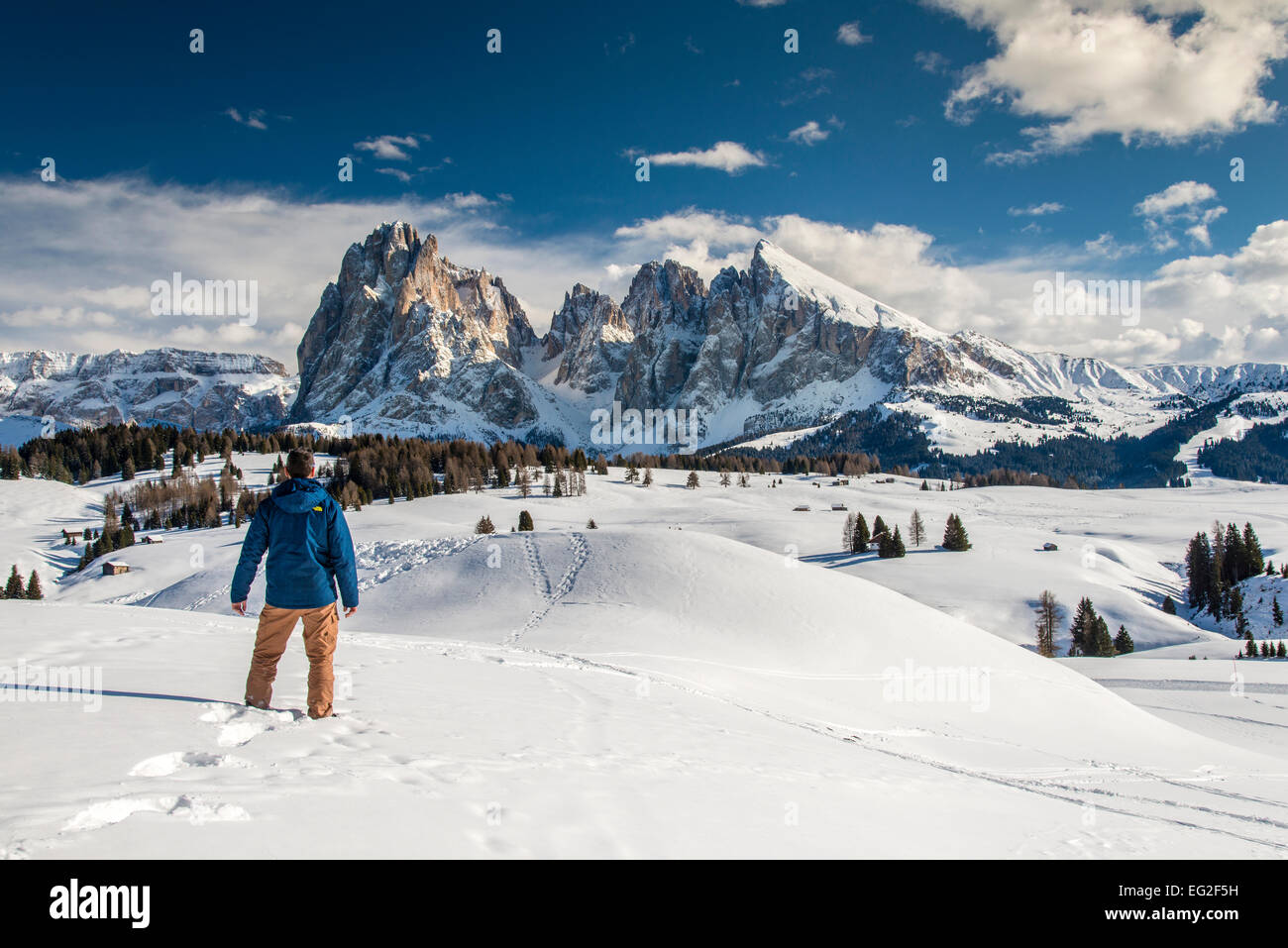 Kaukasische männlichen Touristen beobachten die verschneite Landschaft der Dolomiten auf der Seiser Alm Seiser, Alto Adige Südtirol, Italien Stockfoto