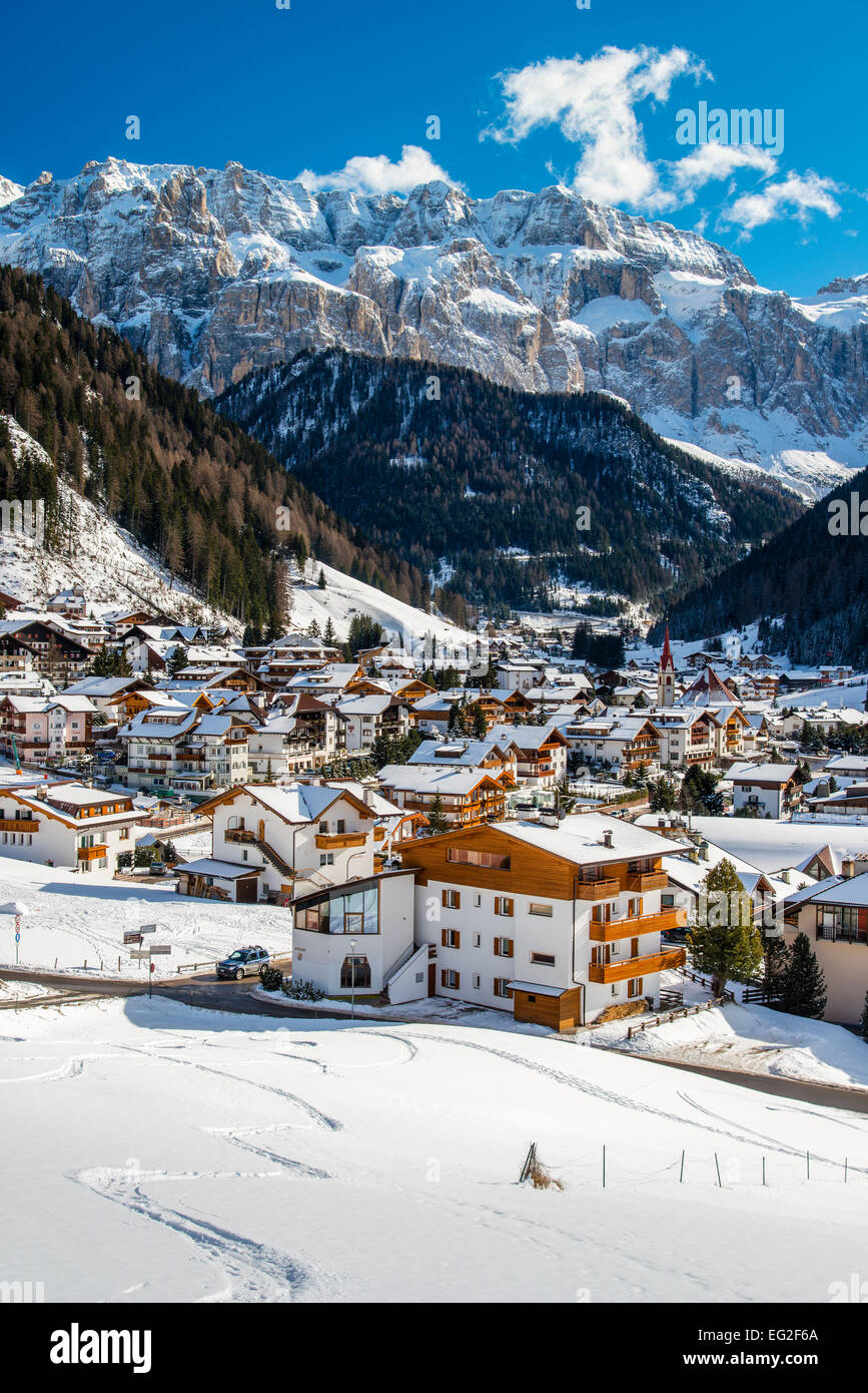 Winter-Blick auf Selva di Val Gardena mit Sella-massiv im Hintergrund, Dolomiten, Alto Adige - Südtirol, Italien Stockfoto