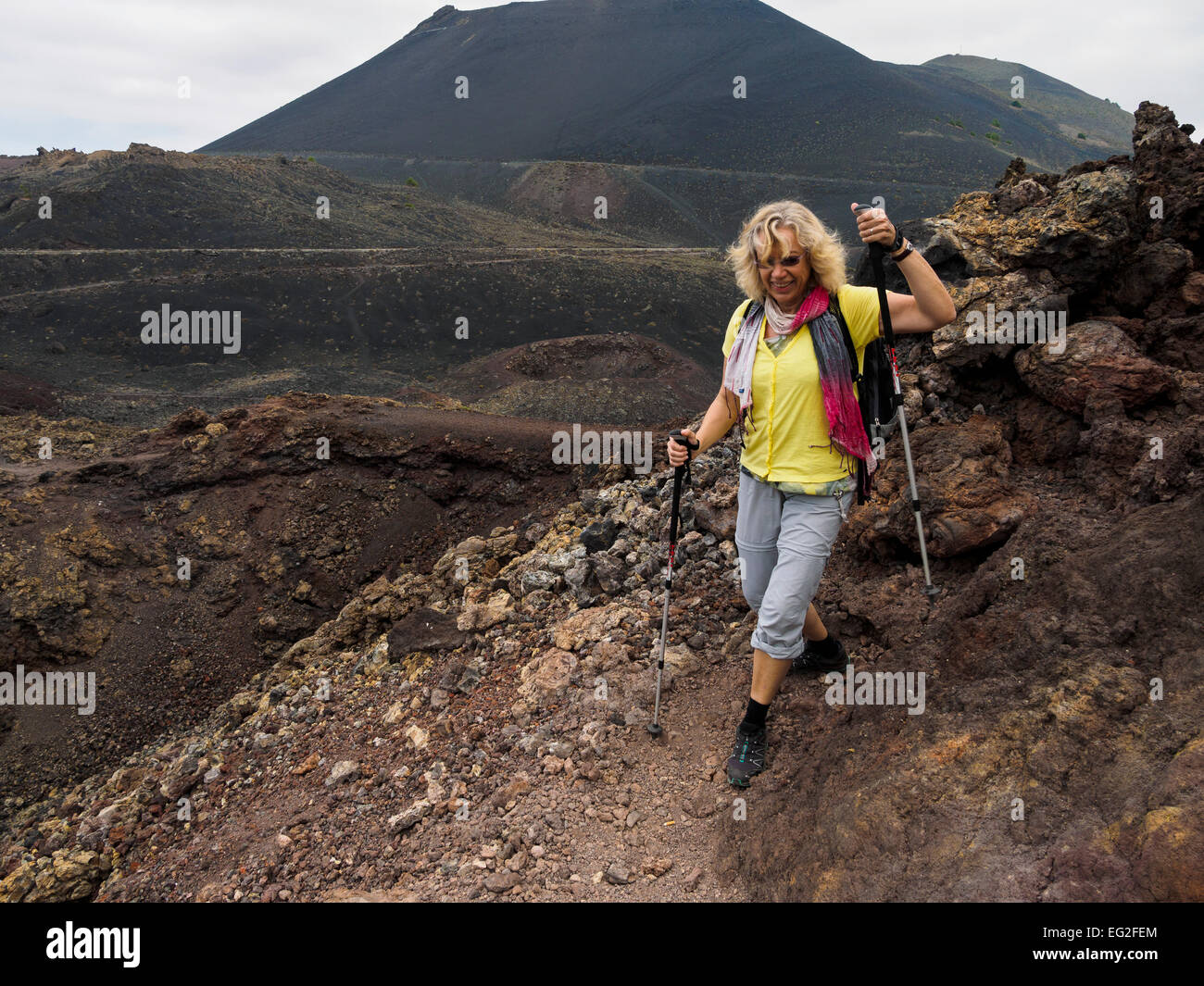 Eine weibliche Wanderer geht am Vulkan Teneguia auf der Kanareninsel La Palma. Stockfoto