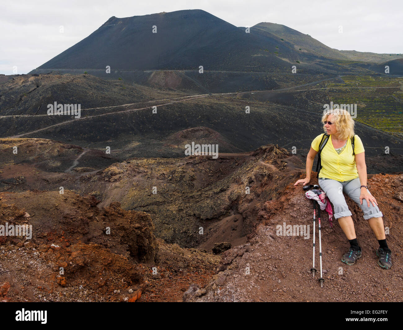 Eine weibliche Wanderer befindet sich am Rande des Vulkans Teneguia auf der Kanareninsel La Palma. Stockfoto