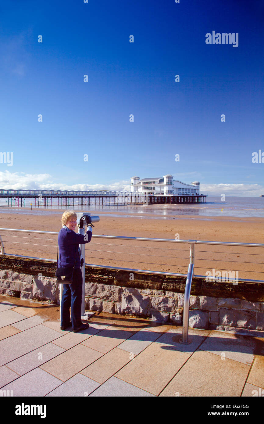 Ein Besucher betrachten die neue Grand Pier durch ein Teleskop bei Weston-super-Mare, North Somerset, England, UK Stockfoto