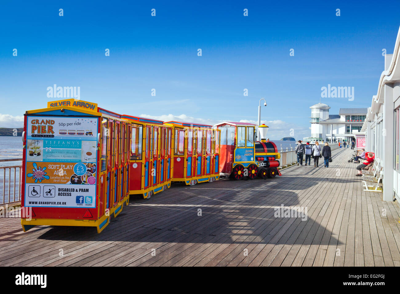 Der Land-Zug, der Besucher entlang der neuen Grand Pier bei Weston-super-Mare, North Somerset, England, UK Stockfoto