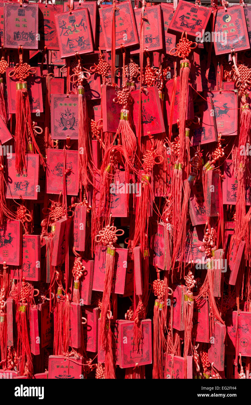 Full-Frame-Bild des chinesischen roten Glück Gebet Quasten auf der Heiligen Straße Avenue in der Nähe von Peking, China Stockfoto