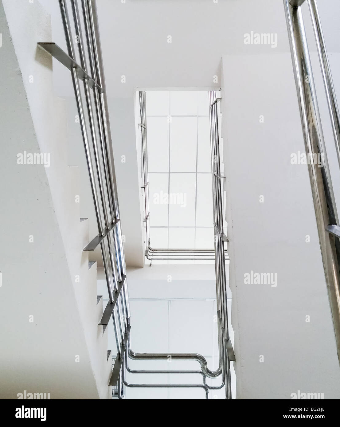 Moderne Treppe an die Spitze der kleinen Büro in der Stadt. Stockfoto