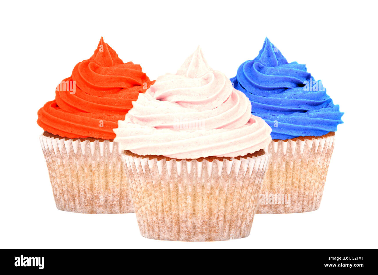 Patriotische Cupcakes, garniert mit roten, weißen und blauen Glasur, isoliert auf weißem Hintergrund Stockfoto
